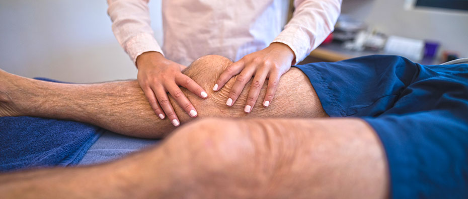 Médico realiza evaluación por Condromalacia Rotuliana.